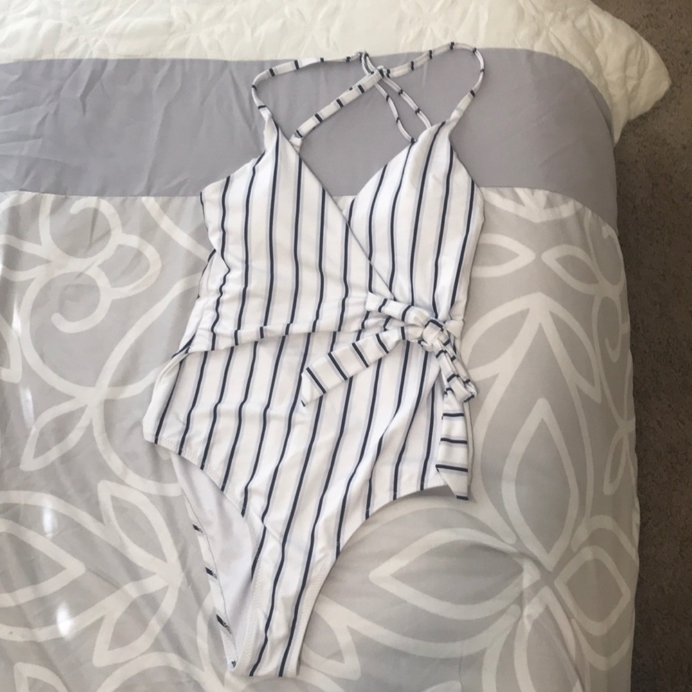 Cupshe tie-front one piece